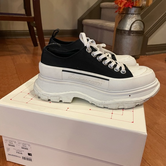 Alexander McQueen sneakers in new condition size 5 - Picture 2 of 5